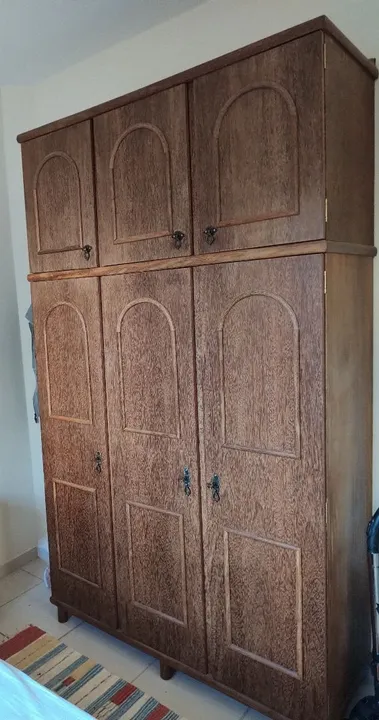 2 guarda-roupa, 1 de madeira maciça sucupira + 1 de mdp