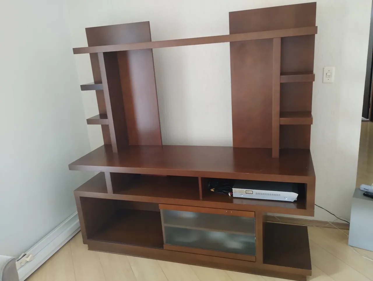 Rack de TV moderno em madeira maciça