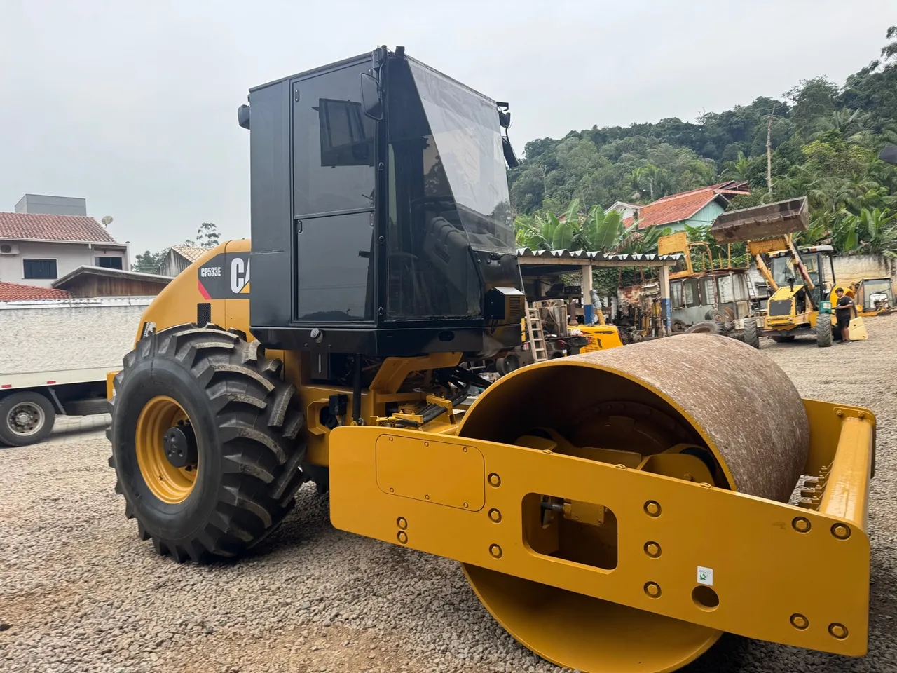 Rolo compactador caterpillar CP533-E