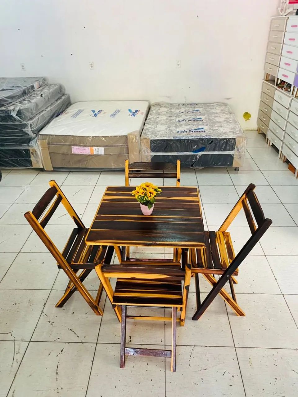 Conjunto de mesa e cadeiras de madeira - Foto 5