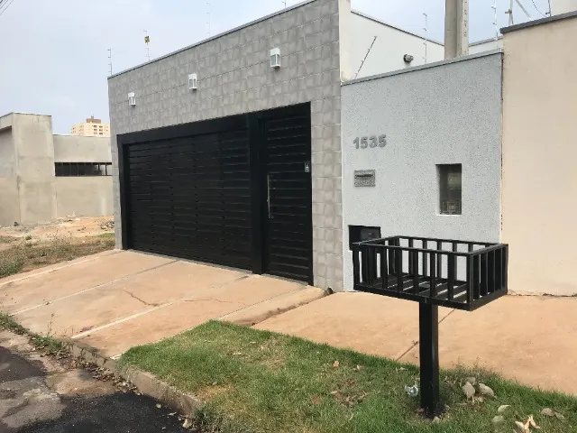 Alugo Casa, cómodos amplos e bem localizada, próxima da lagoa maior c/ 3 quartos
