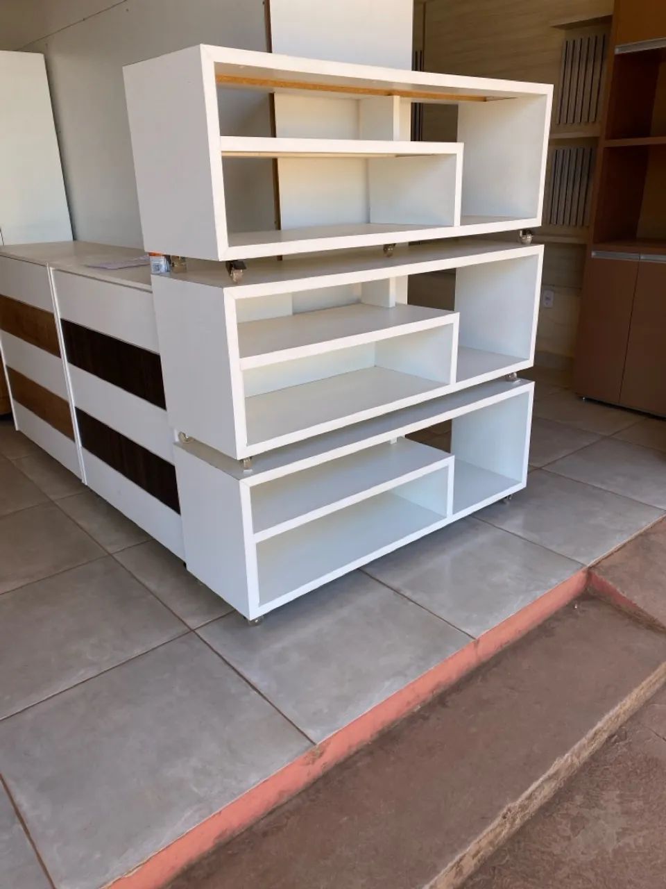 Rack moderno branco para sala de estar - Foto 2