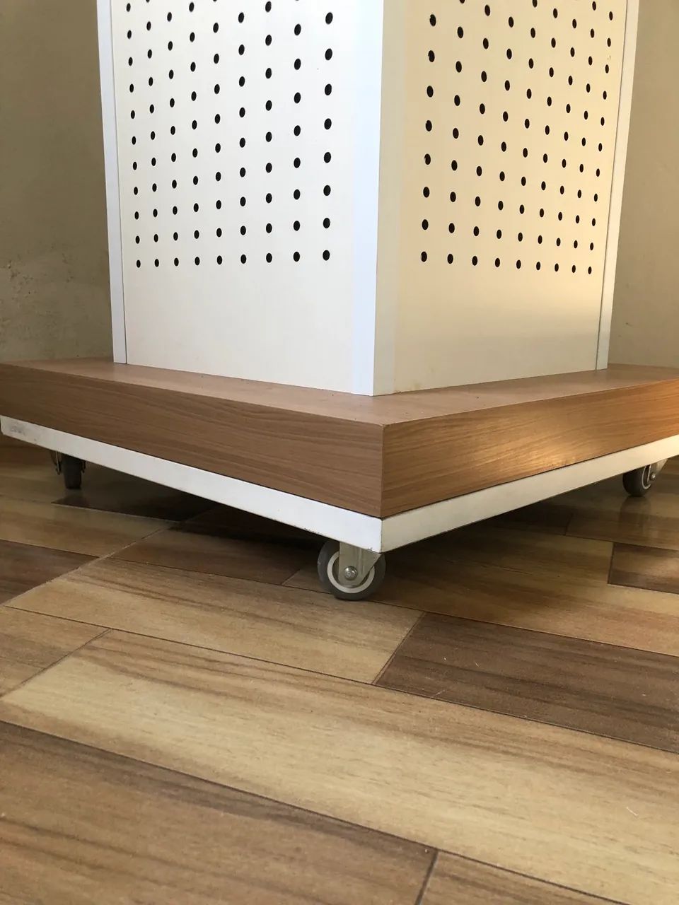 Expositor de Loja com Rodinha em MDF e Metal+ 34 Ganchos - Foto 3