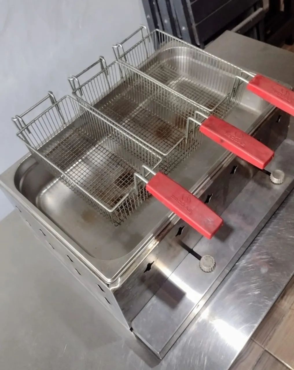 FRITADEIRA INDUSTRIAL PROGÁS PR30 G - A GÁS | 9 LITROS | INOX ESCOVÁVEL | 3 CESTOS 