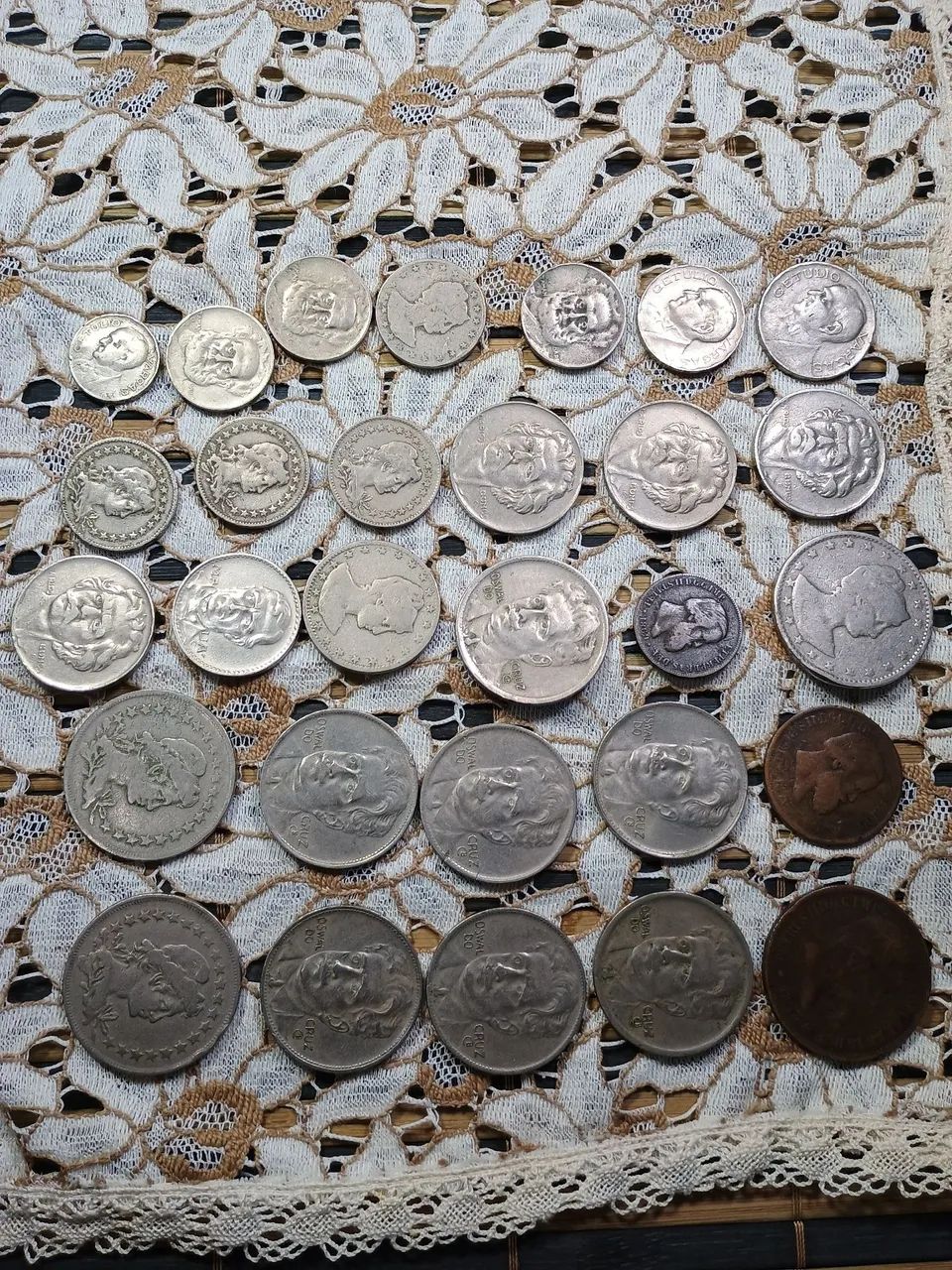 Coleção diversas moedas antigas.