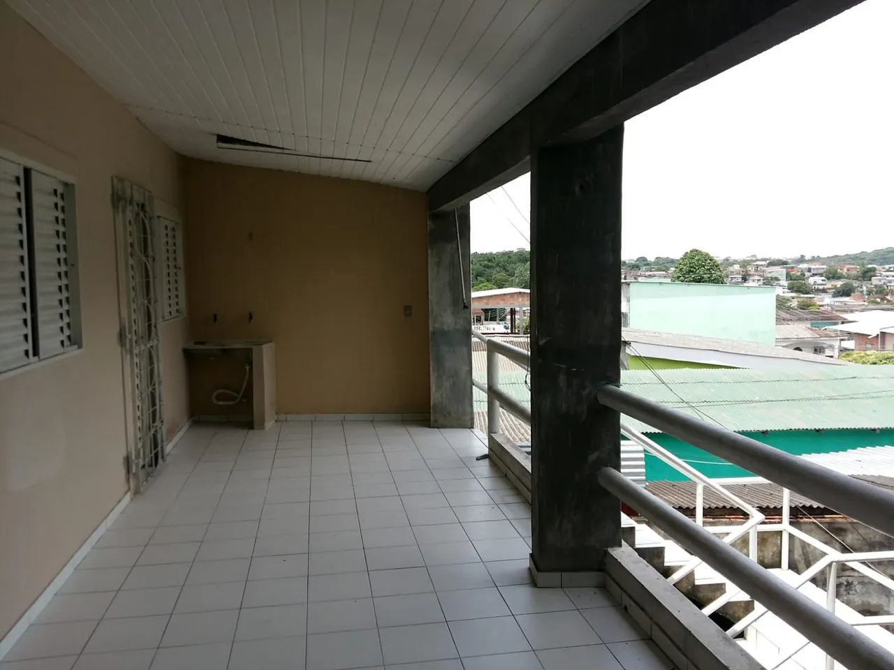 APARTAMENTO com varanda e garagem próximo ao comercial Tapajós
