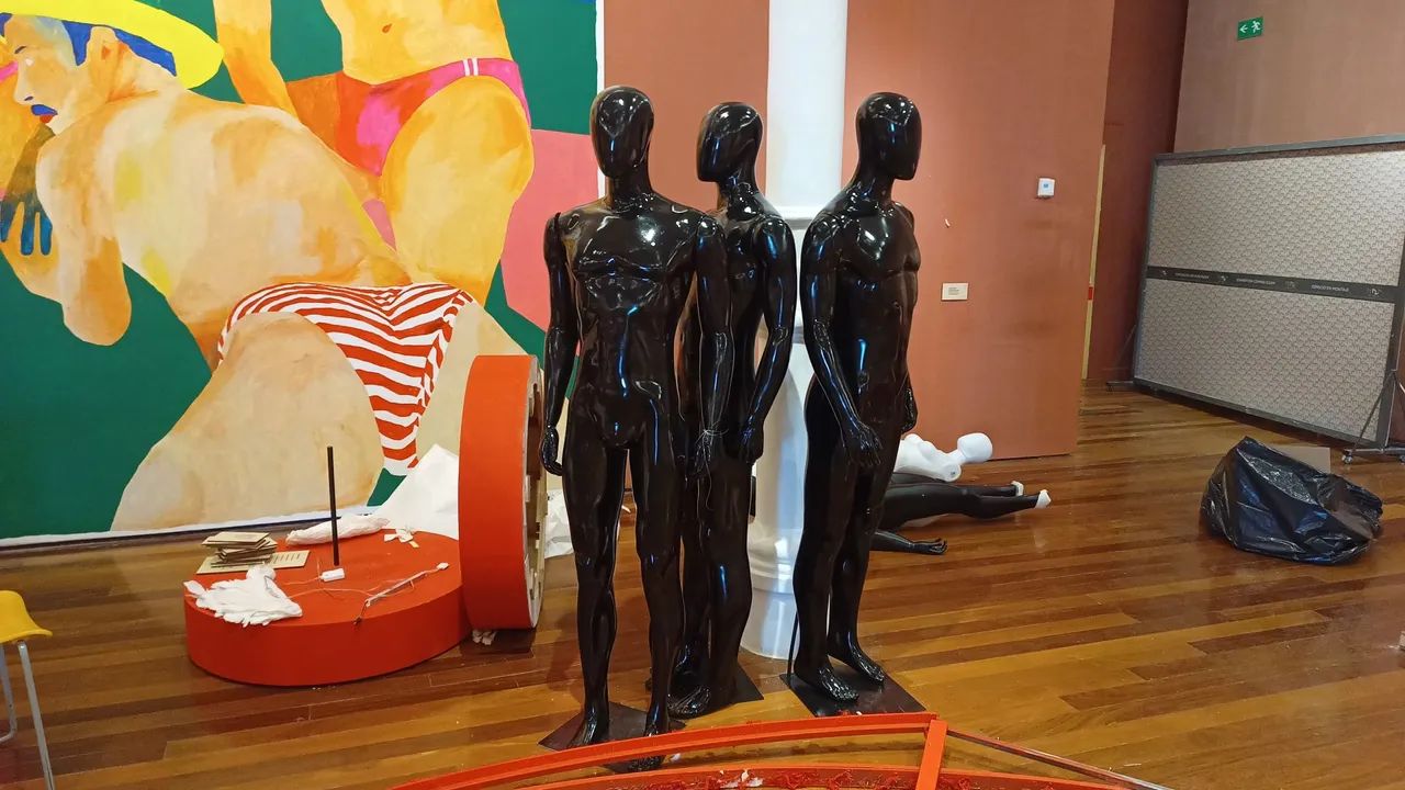 Manequim masculino de fibra de vidro  - Foto 5