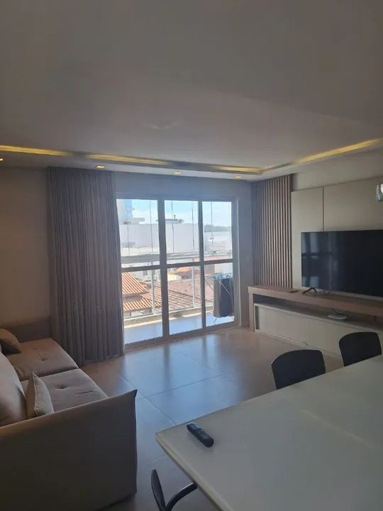 Apto quadra mar em Piçarras a 150m da praia com 1 suíte e 2 quartos - Foto 3