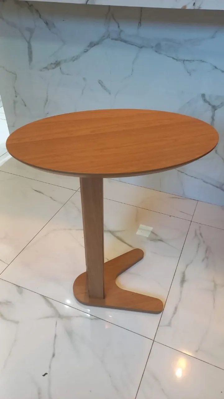 Mesa de Canto Redonda em Madeira