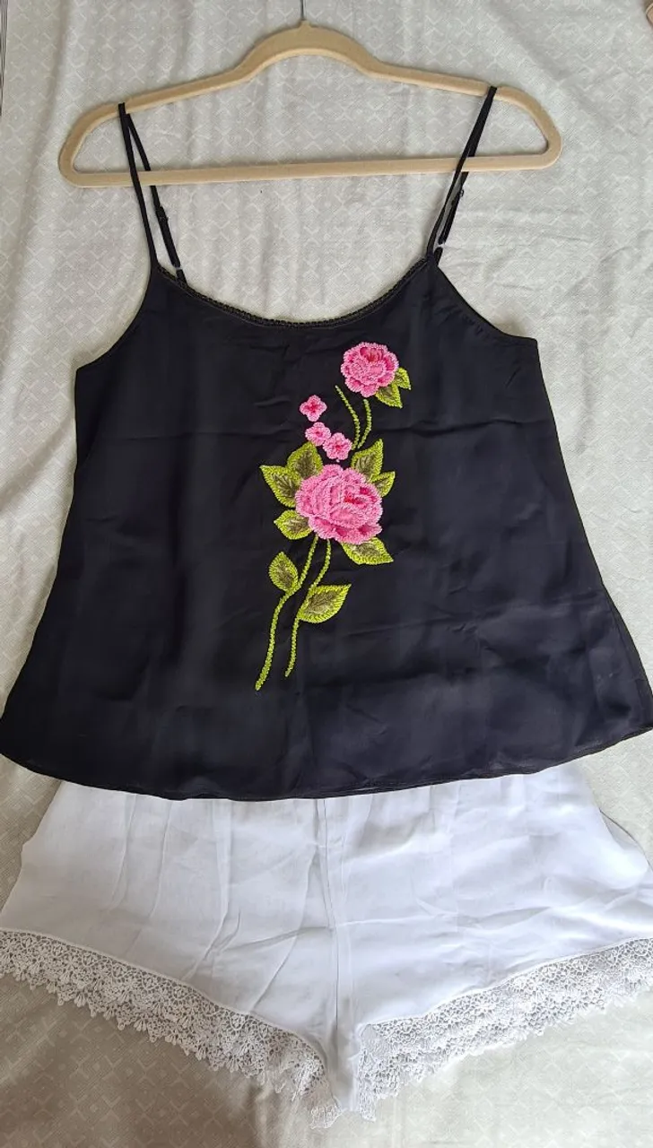 Conjunto Camisola e Shorts com Bordado Floral