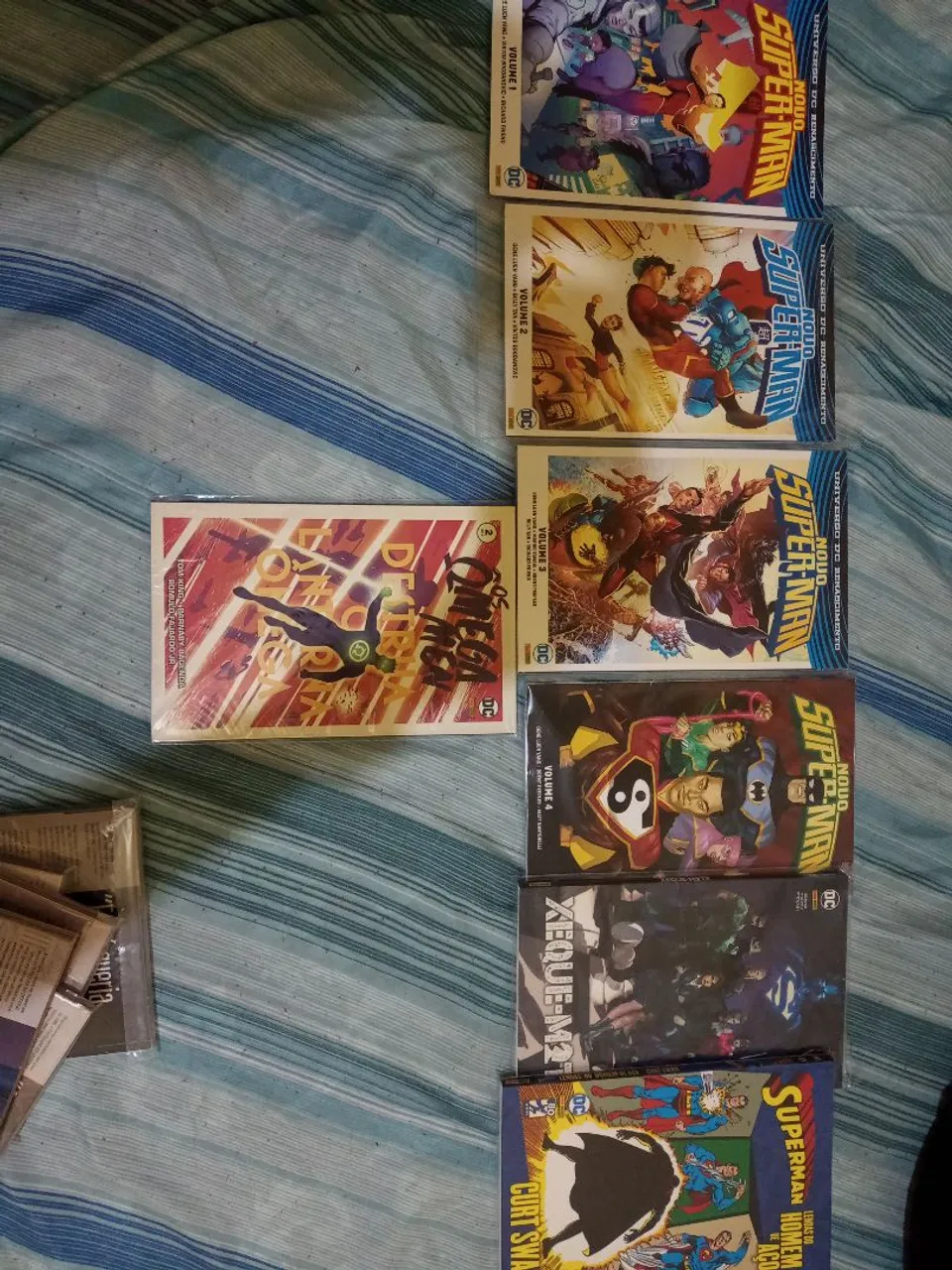 HQ Superman - Novo Universo 5 Volumes (valor é referido a todas as HQs da foto)