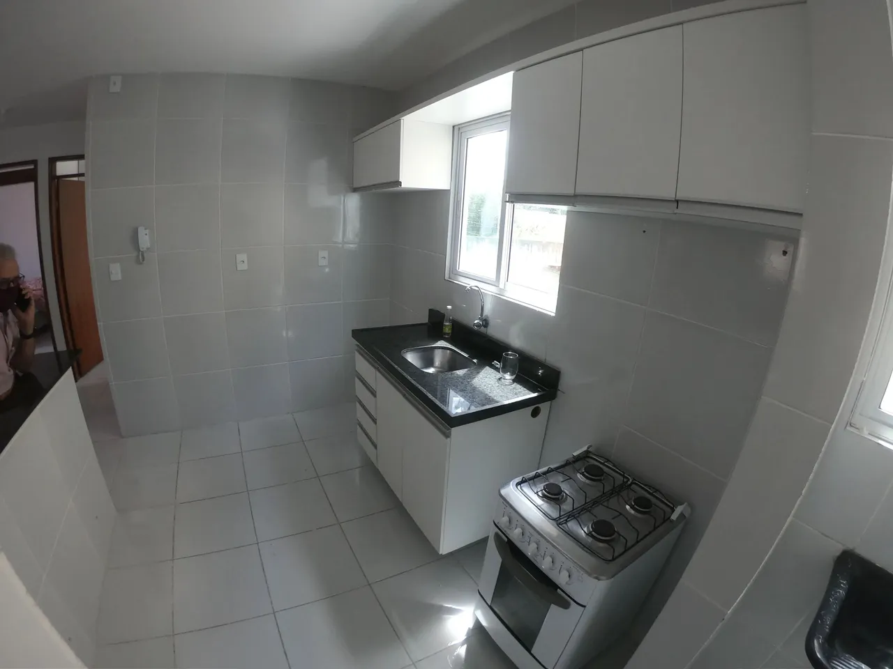 Apto Semi Mobiliado, 1º Andar, Pos.Sul, 2 qtos sendo 1 suíte, Sala 58m