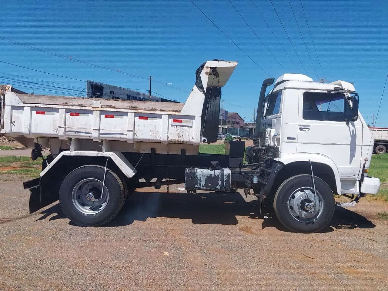Caminhão caçamba 