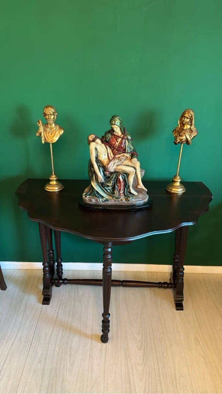 Mesa de centro em madeira com detalhes clássicos - Foto 2
