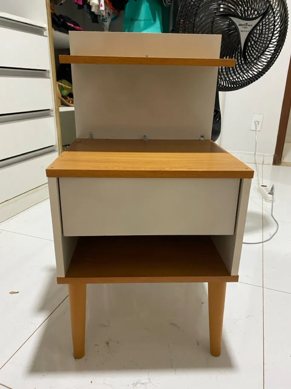 Mesa de cabeceira com gaveta e prateleira