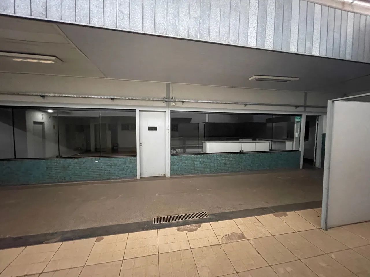 Prédio com 600 m2 em frente a EPNB, com amplo estacionamento - Foto 6