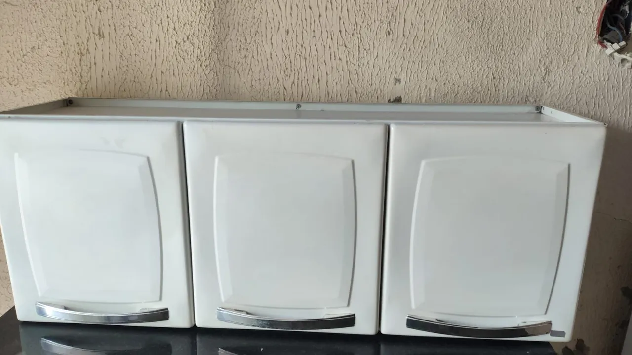 Armário de cozinha branco com 3 portas e balcão