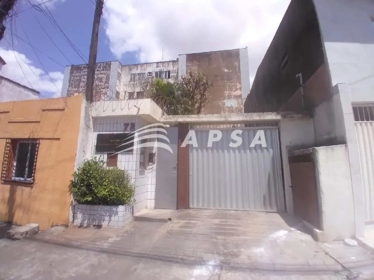 APARTAMENTO VENTILADO COM 03 QUARTOS, SALA, COZINHA , BANHEIRO, GARAGEM PROX. AO COLEGIO D