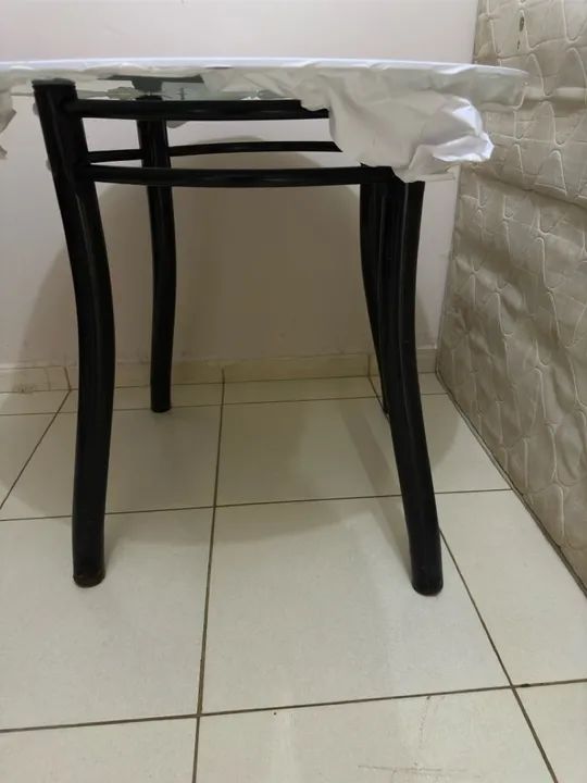 Mesa de vidro com 4 cadeiras  - Foto 2