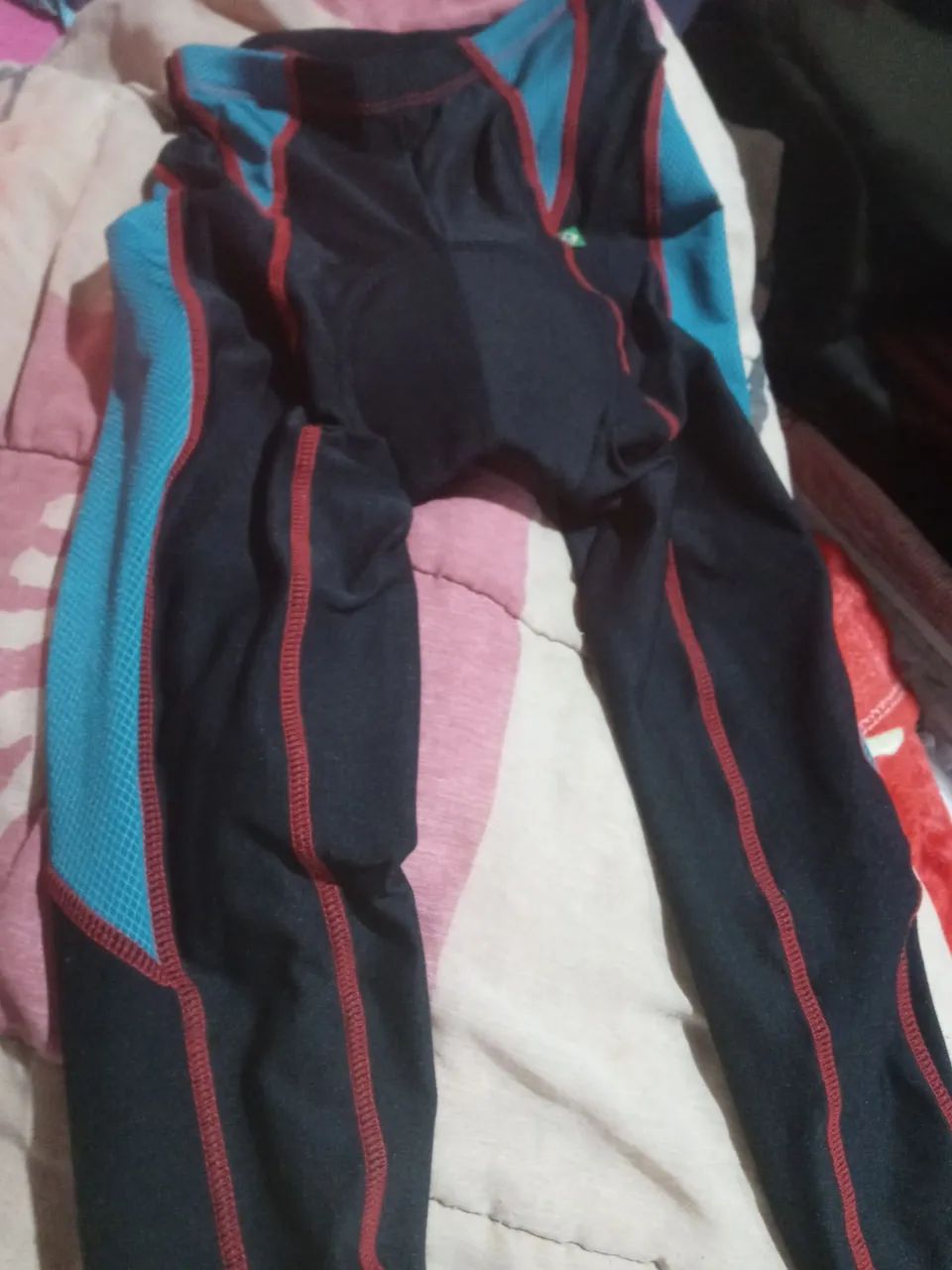 Calça p/ciclismo acochoda bem conservad