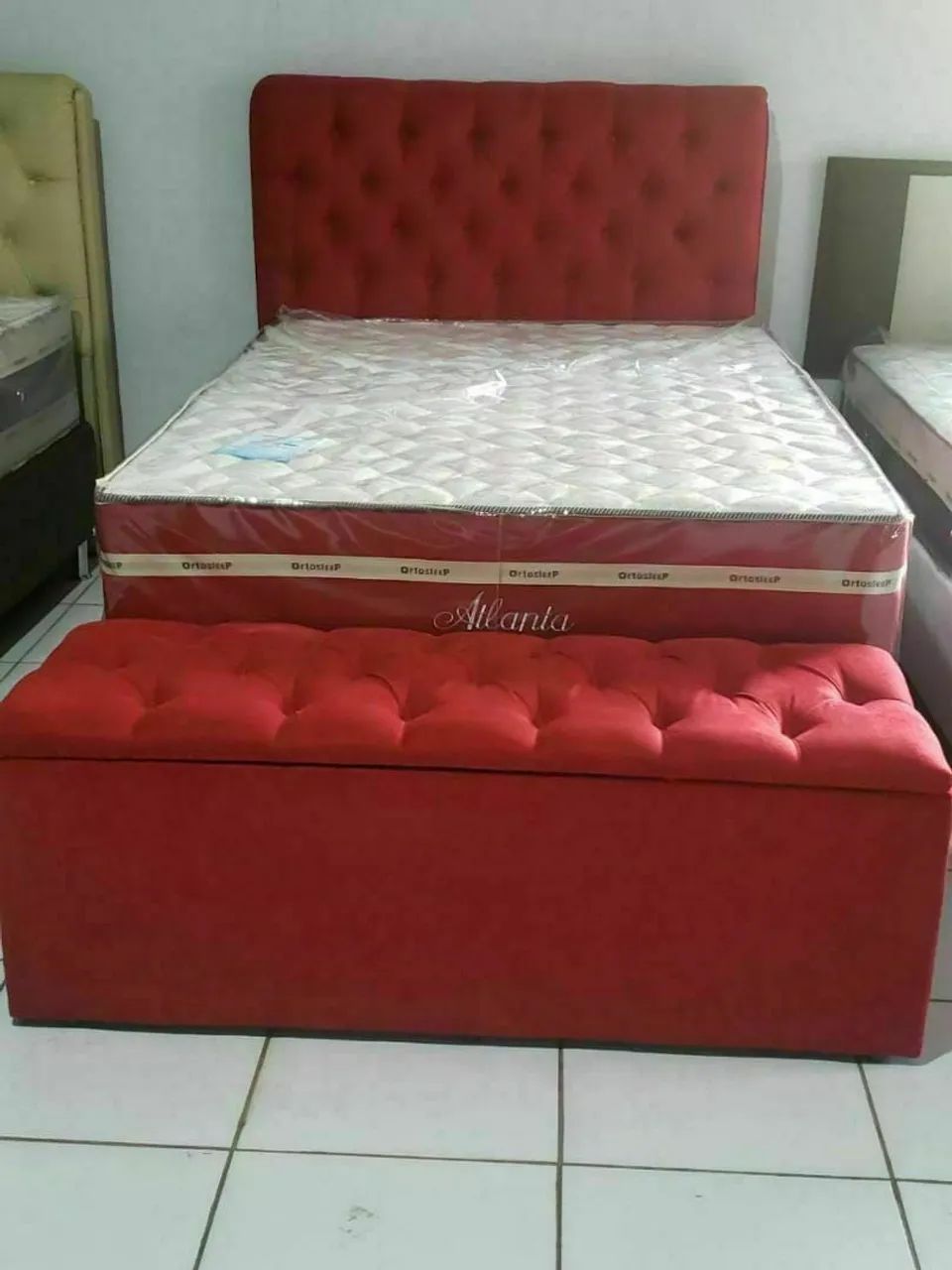 Cama casal vermelha completa com baú recamier