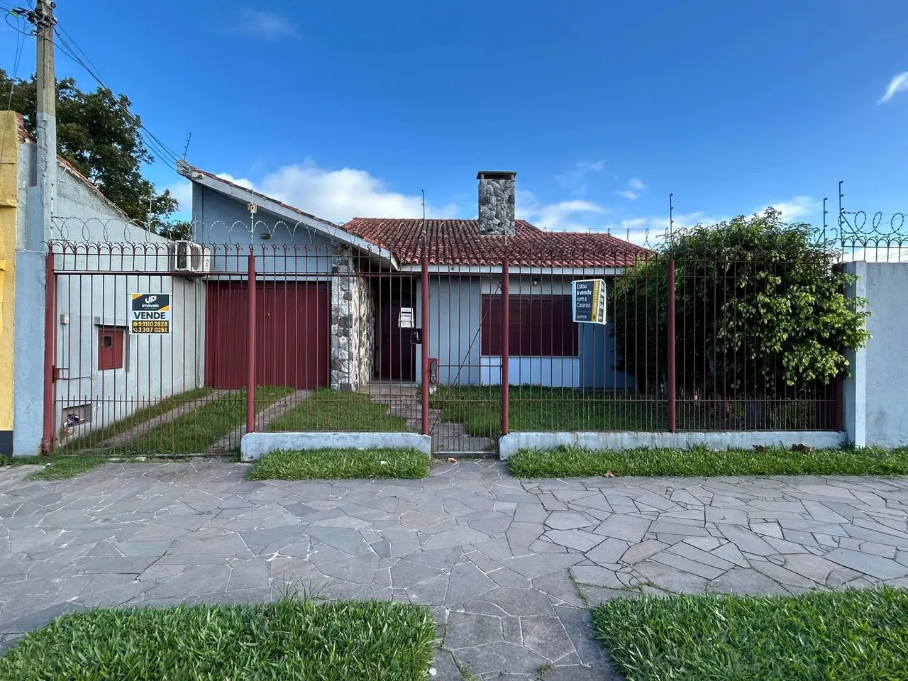 Sobrado completo a 100m da JK! 5 dorms, piscina, lareira, 7 vagas, área gourmet coberta. E