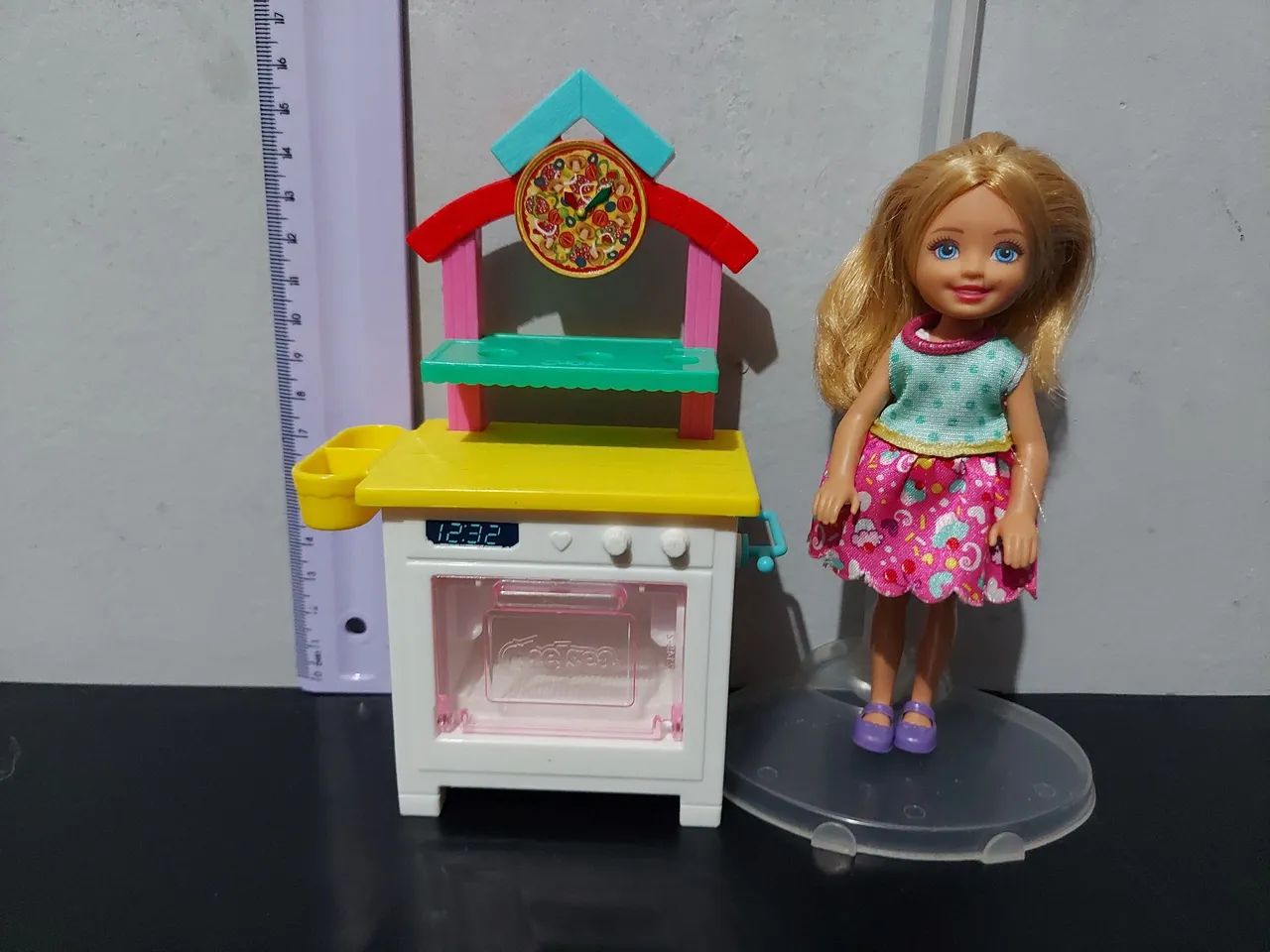 Boneca Chelsea com Cozinha de Brinquedo