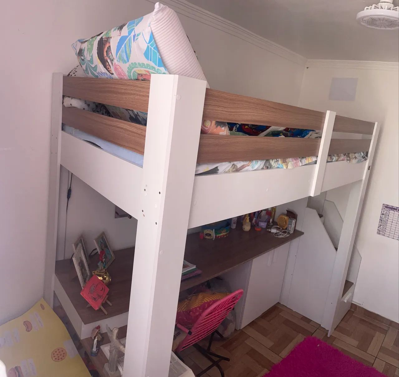 Cama suspensa com escada e escrivaninha  - Foto 2