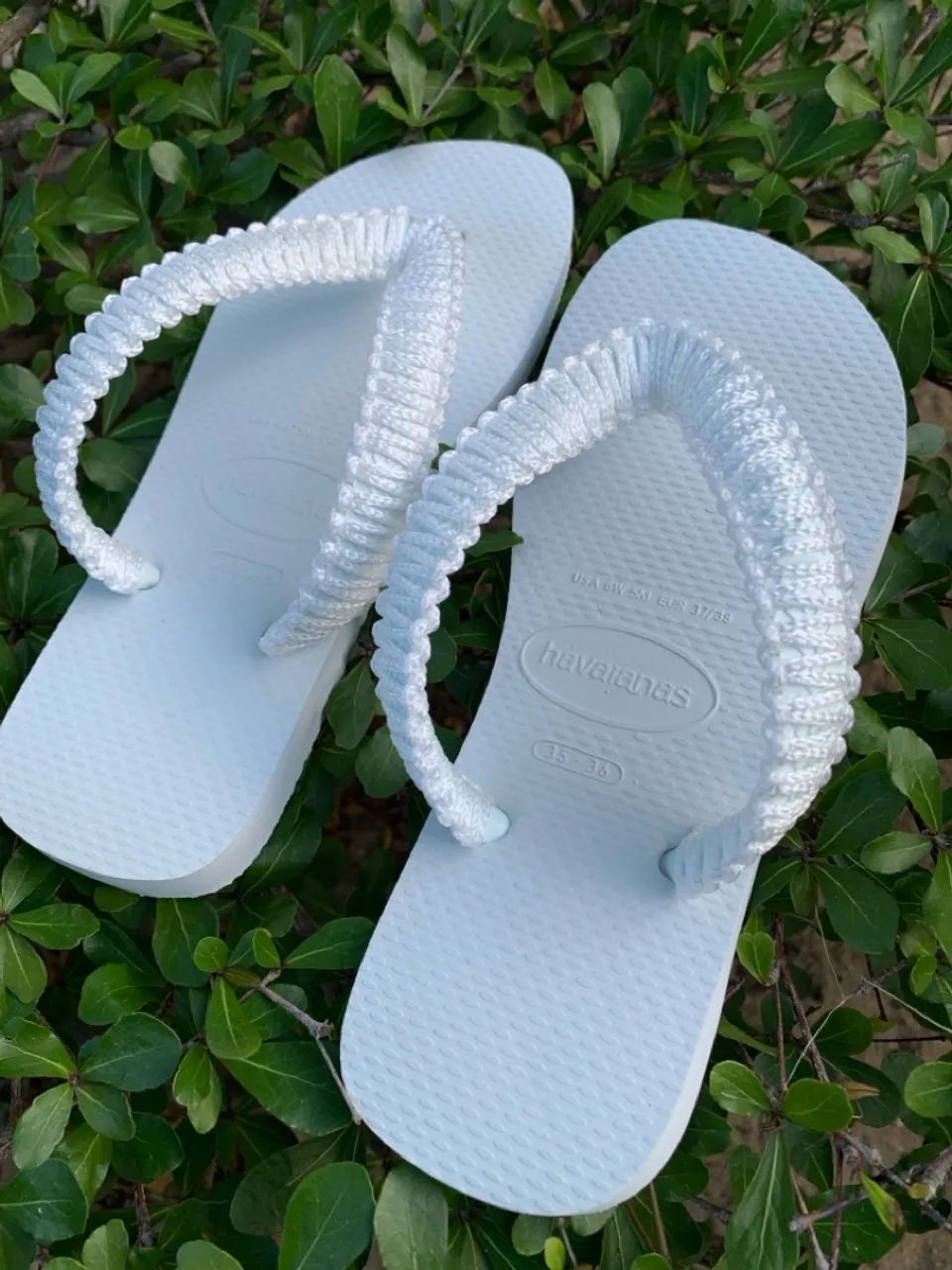 Havaianas brancas com tiras trançadas