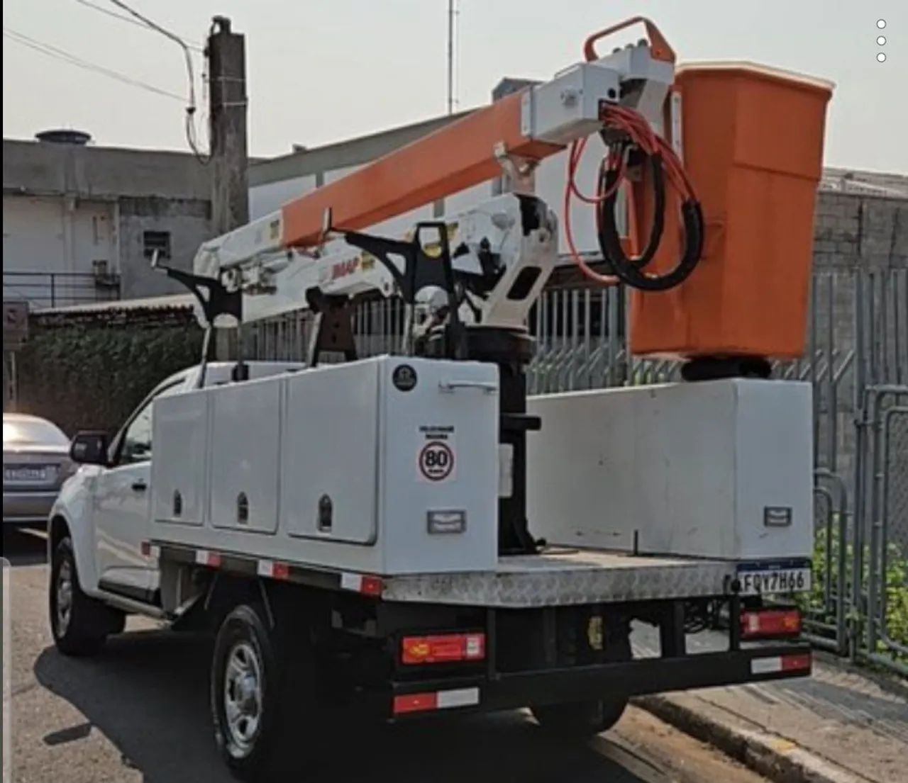 Aluguel de Caminhonete S10 com Cesto Aéreo Isolado - Foto 3