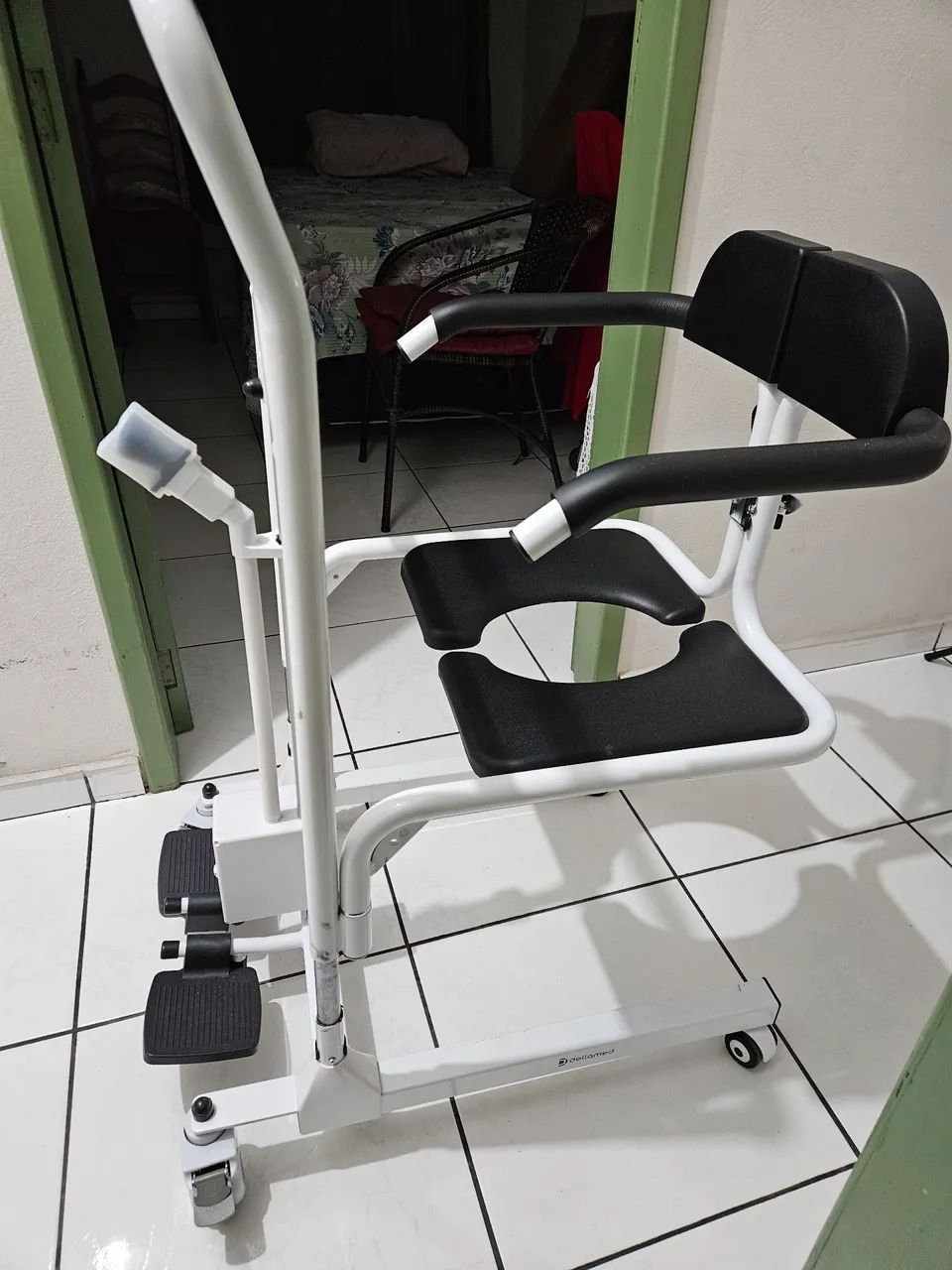 Cadeira de Transferência Multiuso com Elevação Eletrônica. - Foto 2