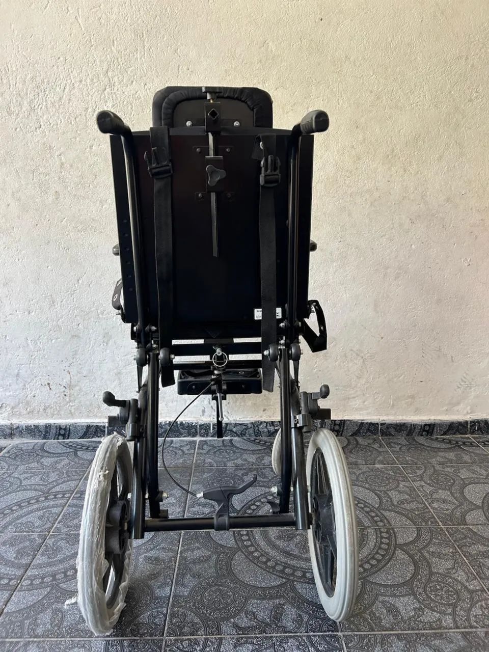 ? CADEIRA DE RODAS CONFORTÁVEL E SEGURA - NUNCA USADA! ? - Foto 3