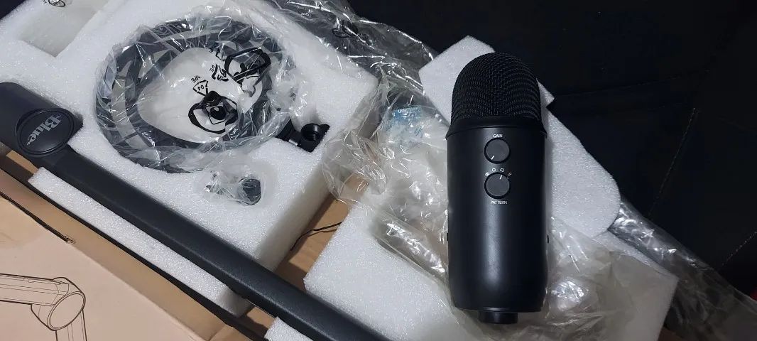 Microfone Condensador Blue Yeticaster USB com Suporte de Suspensão