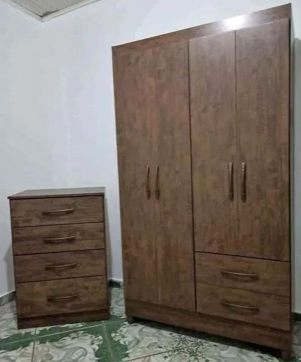 Guarda-Roupa de Madeira 4 Portas e 2 Gavetas