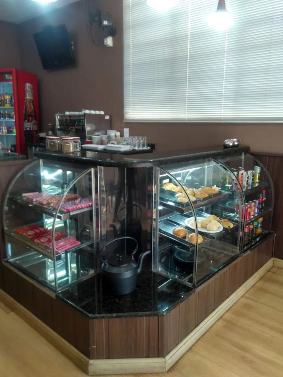 Balcão para cafeteria,lanchonete ,com vitrine quente para salgados e fria para doces.
