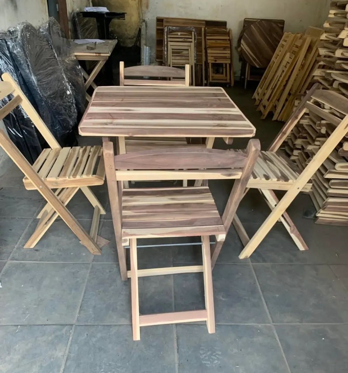 Conjunto de Mesa e Cadeiras Dobráveis de Madeira - Foto 3