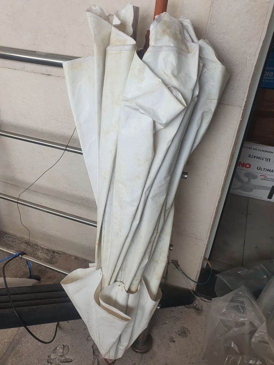 Conjunto de Mesa e Cadeiras + ombrelone para área externa e piscina  - Foto 2