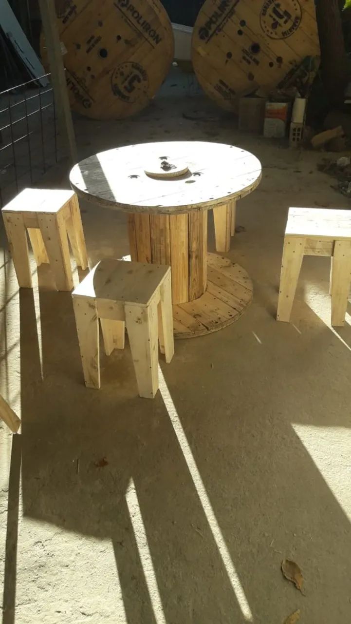 Conjunto de mesa e banquetas de madeira rústica - Foto 3