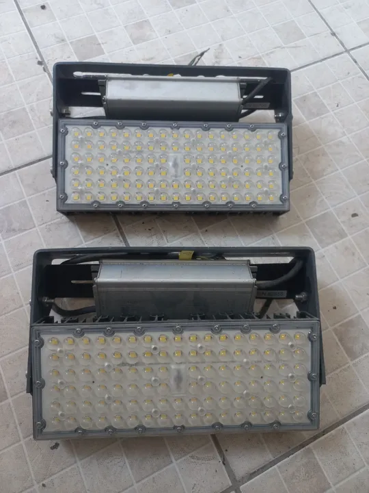 Refletor LED 2x150W - Iluminação potente e roldanas de 2.1/2"