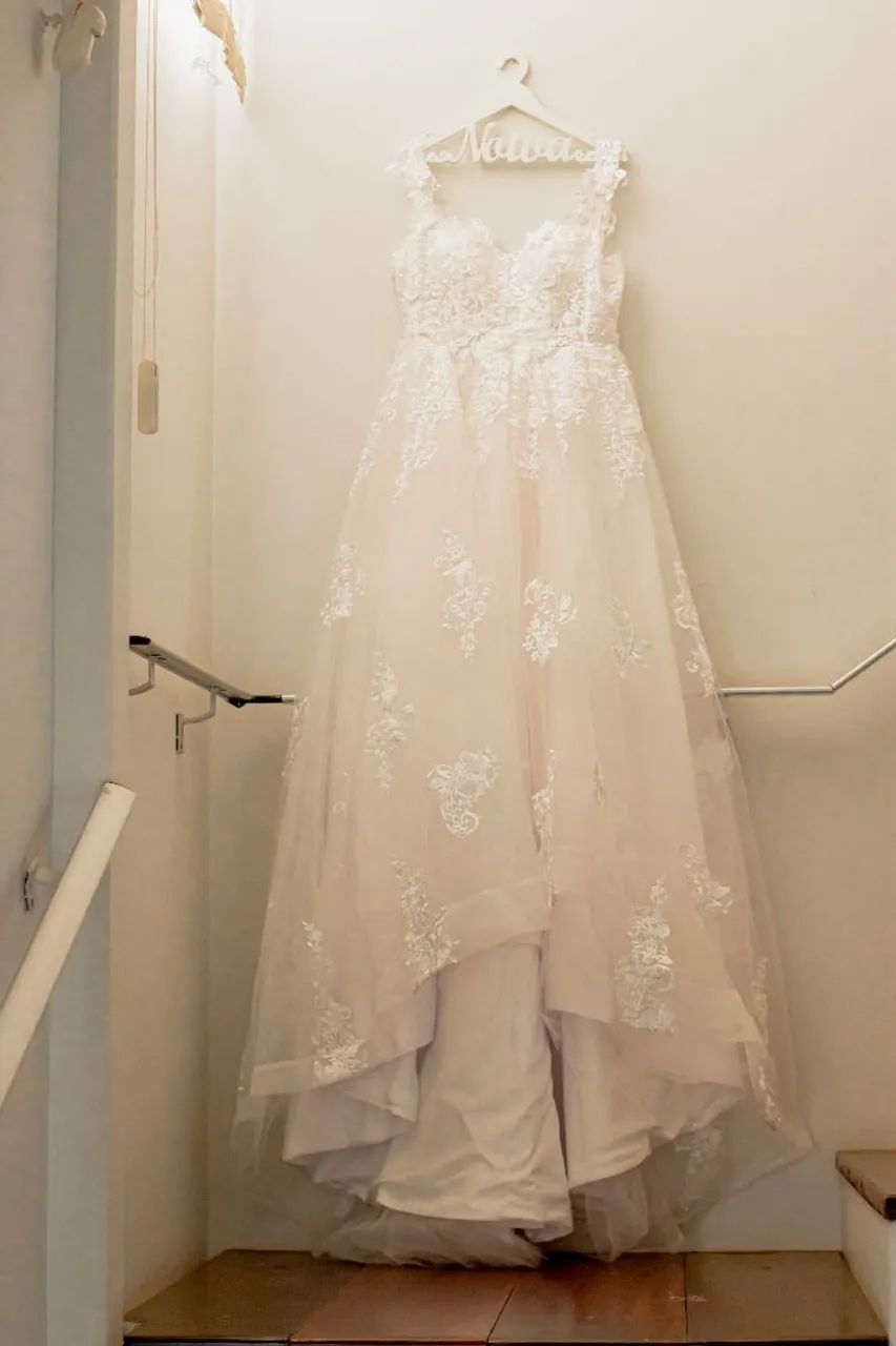Vestido de noiva com véu 