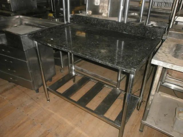 mesa para cozinha industrial - pés em inox e tampo em grantito - Foto 3
