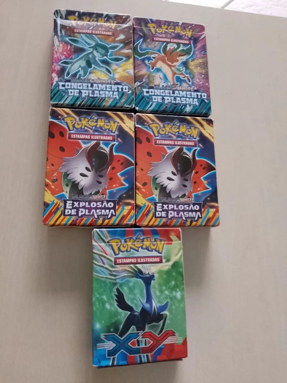 Caixa porta cartas pokemon.