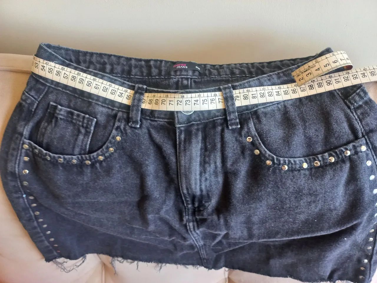 Mini Saia Jeans Preta com Detalhes - Foto 3