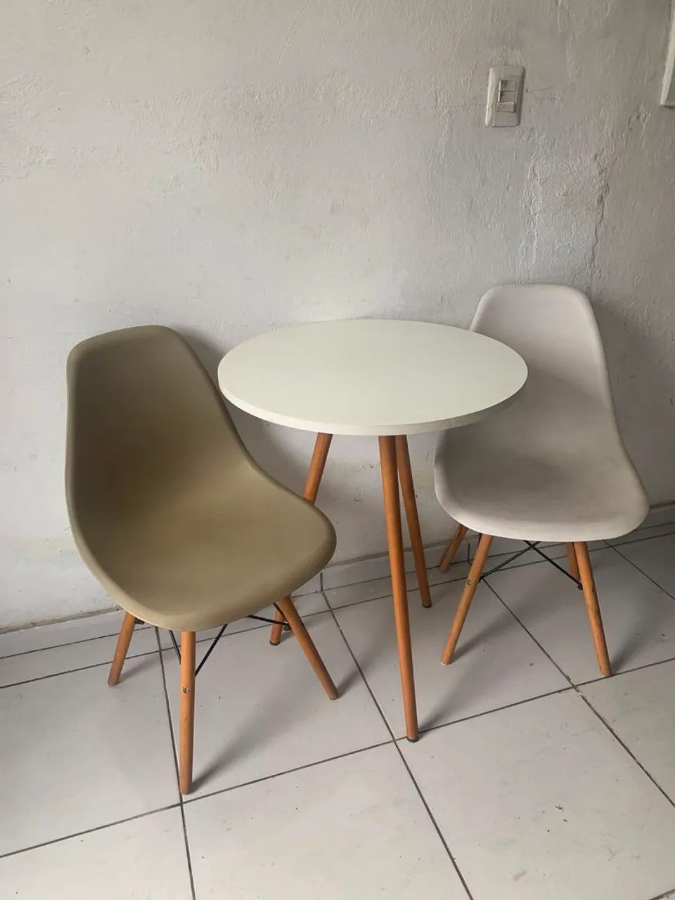 Conjunto mesa redonda com 2 cadeira Eiffel