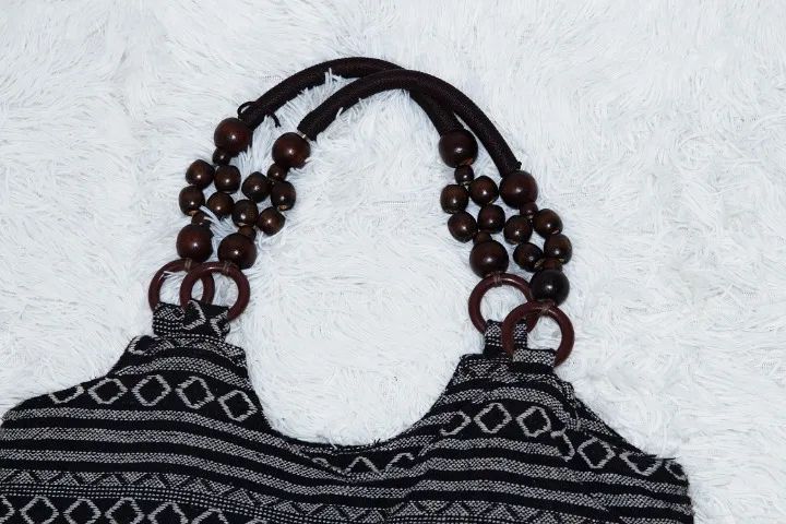 Bolsa grande tecido geométrica e miçangas - Foto 4