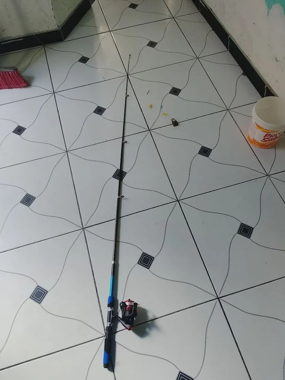 Vara d pesca telescópica completa com molinete e 2 iscas artificial nova - Foto 2