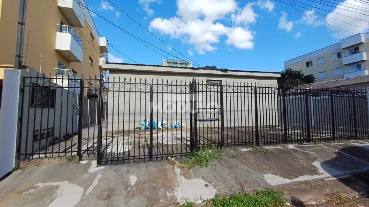 Oportunidade de investimento imperdível: 3 casas no mesmo terreno!