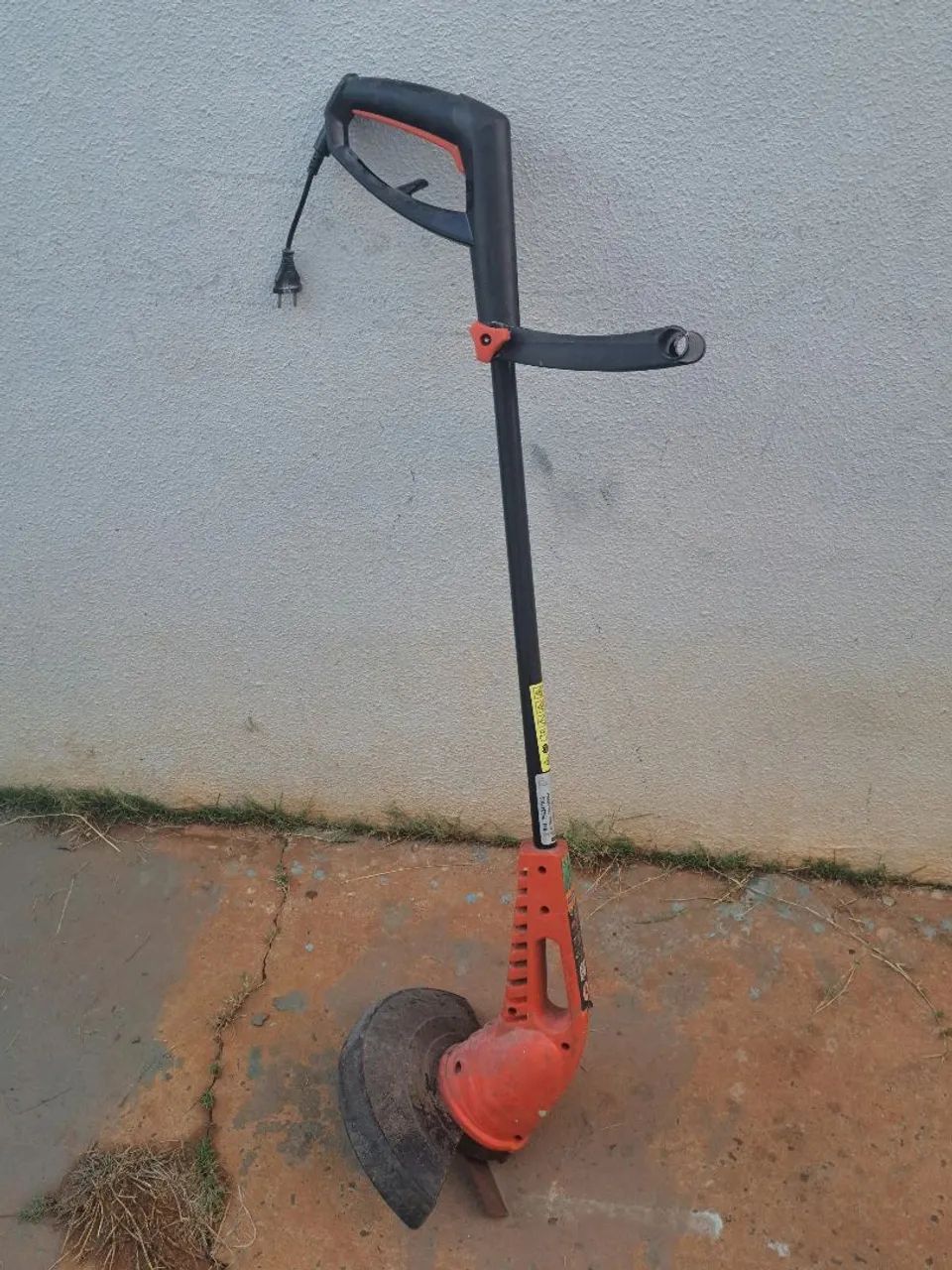 Aparador de grama Tramontina 220V (com defeito)