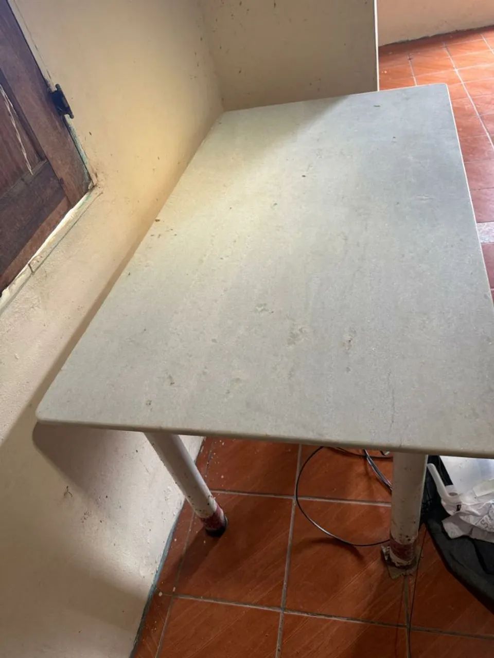 Mesa de Granito com base em ferro, bem conservada.