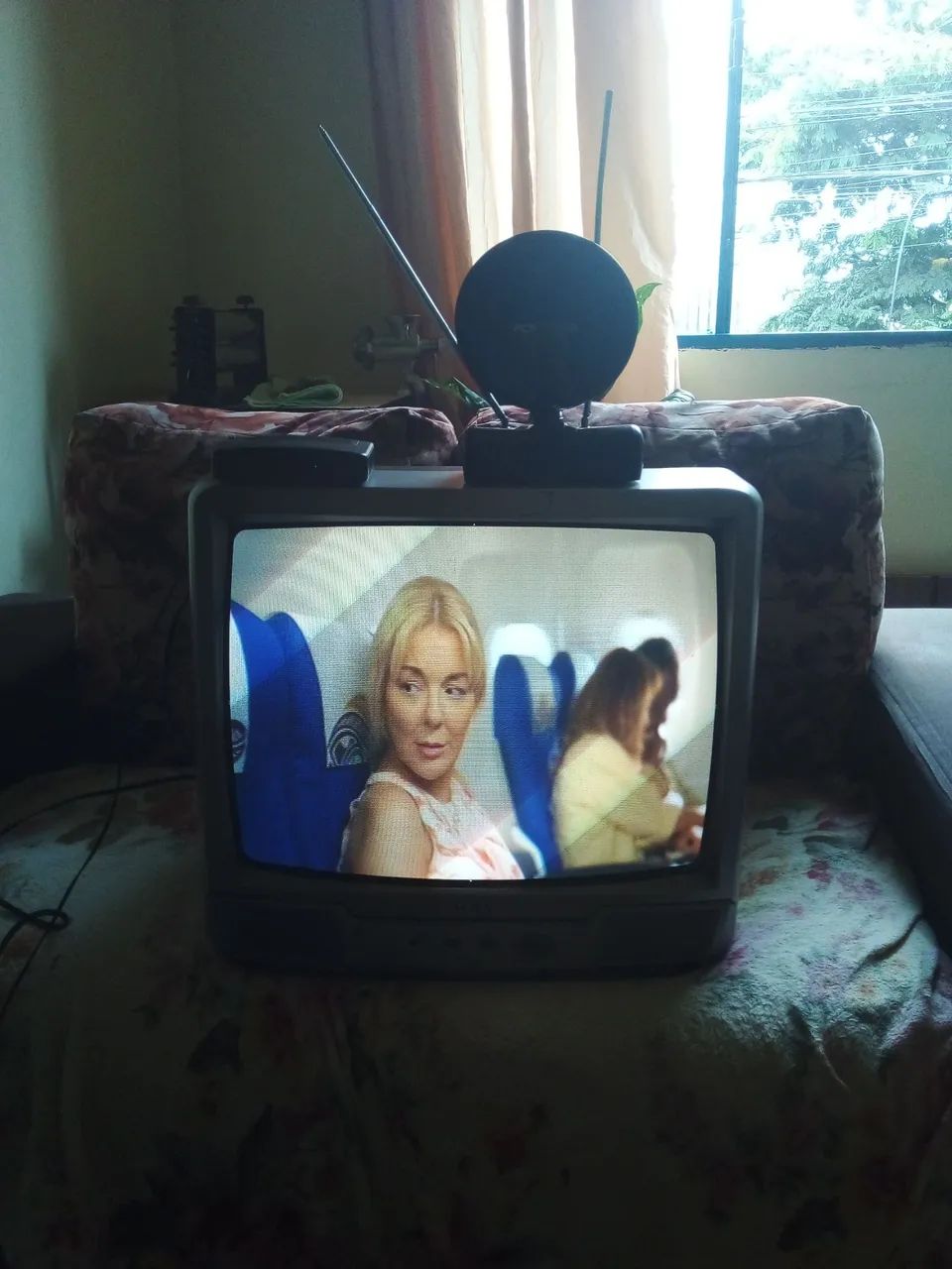 Tv usada bom estado com conversor e antena - Foto 3